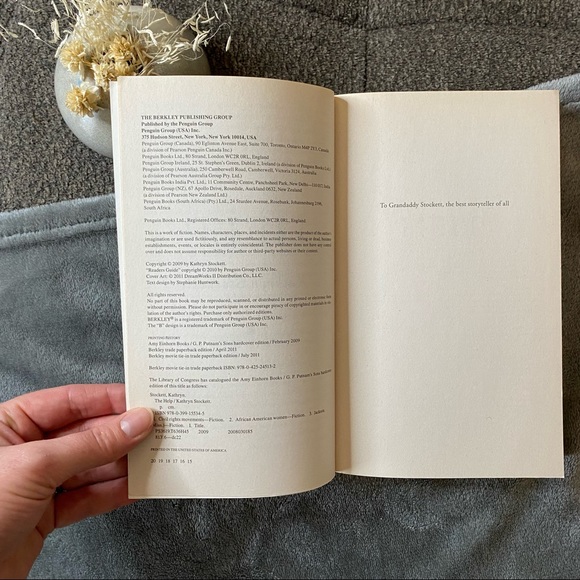 The Help Softcover Novel by Kathryn Stockett. Excellent Used Condition! - Picture 4 of 5